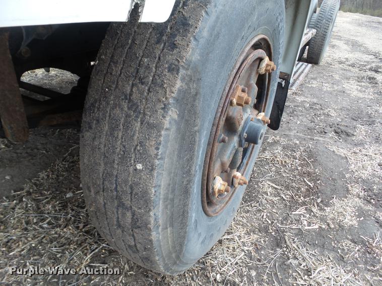 image for item EM9008 1996 International 4700 truck cab and chassis