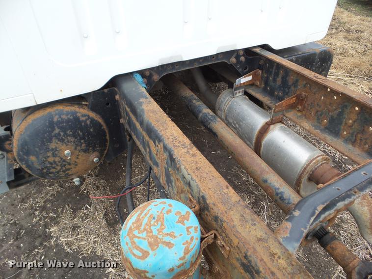 image for item EM9008 1996 International 4700 truck cab and chassis