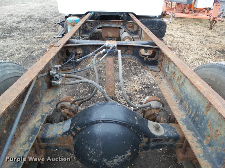 image for item EM9008 1996 International 4700 truck cab and chassis