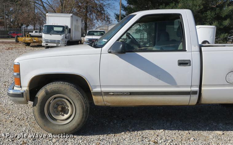 image for item EO9433 2000 Chevrolet 2500 pickup truck