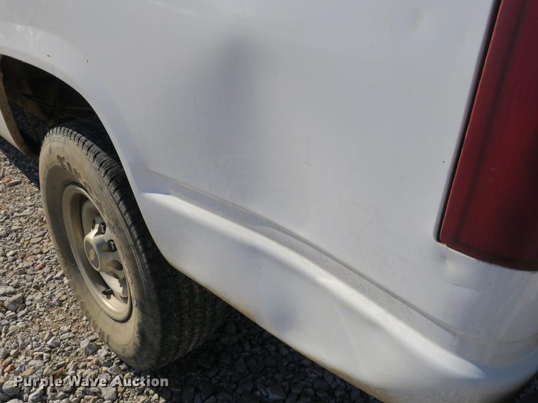 image for item EO9433 2000 Chevrolet 2500 pickup truck