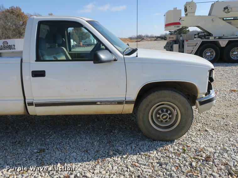 image for item EO9433 2000 Chevrolet 2500 pickup truck