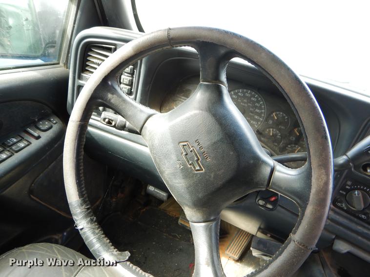 image for item EO9721 2002 Chevrolet Silverado 1500HD Crew Cab pickup truck