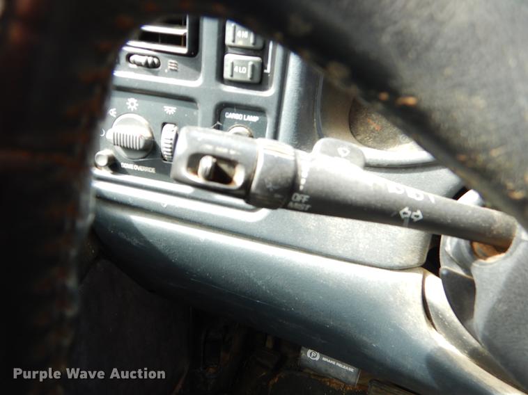 image for item EO9721 2002 Chevrolet Silverado 1500HD Crew Cab pickup truck