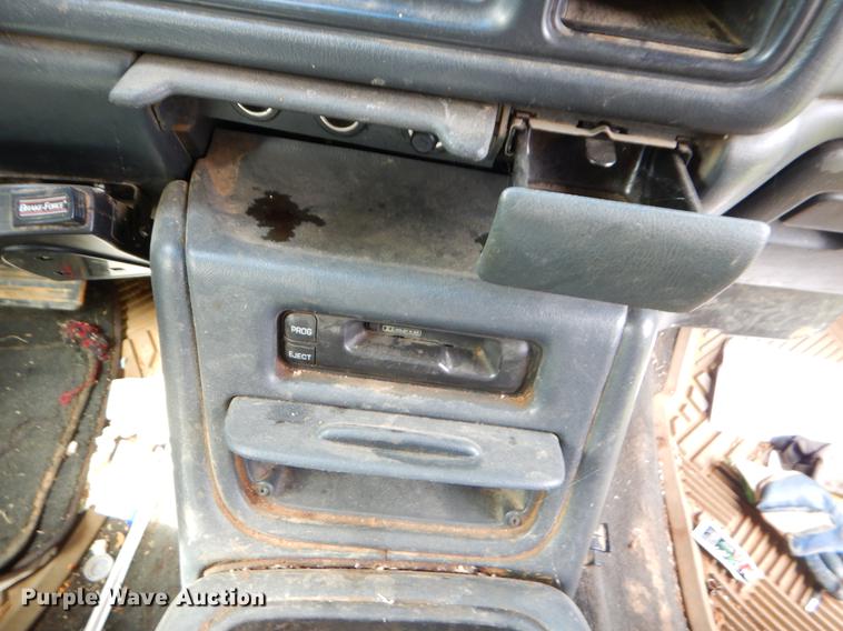 image for item EO9721 2002 Chevrolet Silverado 1500HD Crew Cab pickup truck