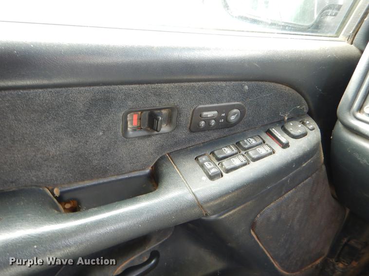 image for item EO9721 2002 Chevrolet Silverado 1500HD Crew Cab pickup truck