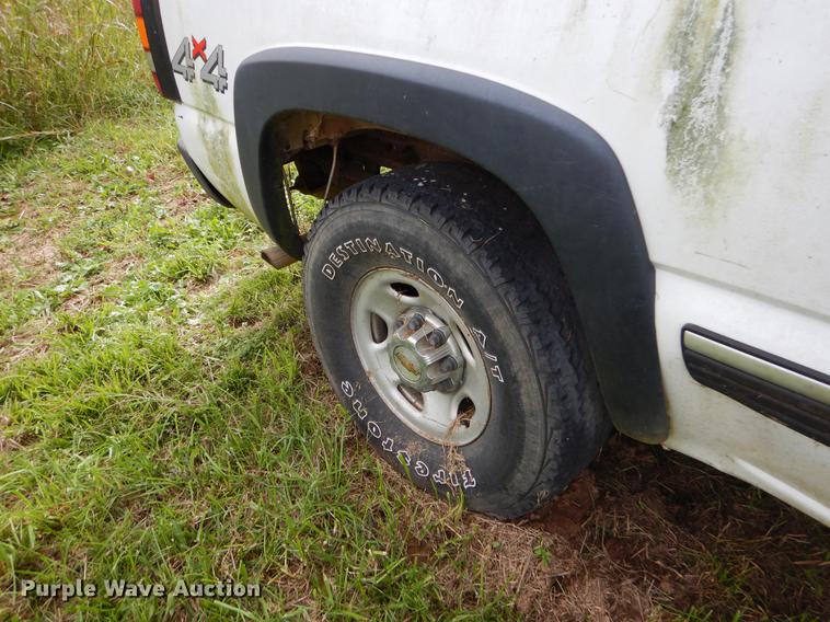 image for item EO9721 2002 Chevrolet Silverado 1500HD Crew Cab pickup truck