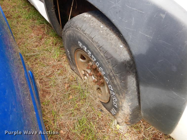 image for item EO9721 2002 Chevrolet Silverado 1500HD Crew Cab pickup truck