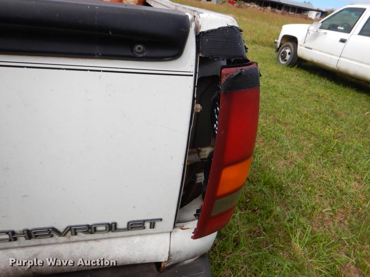 image for item EO9721 2002 Chevrolet Silverado 1500HD Crew Cab pickup truck