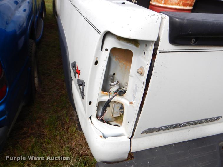 image for item EO9721 2002 Chevrolet Silverado 1500HD Crew Cab pickup truck