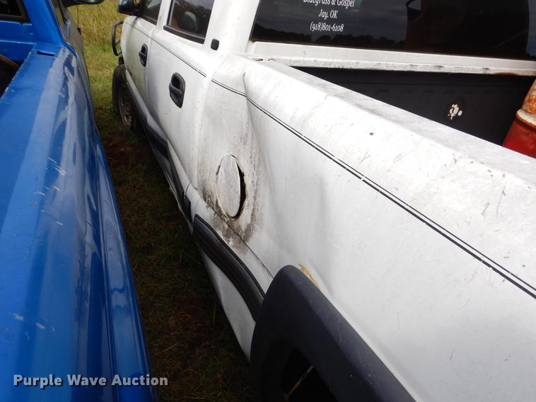 image for item EO9721 2002 Chevrolet Silverado 1500HD Crew Cab pickup truck