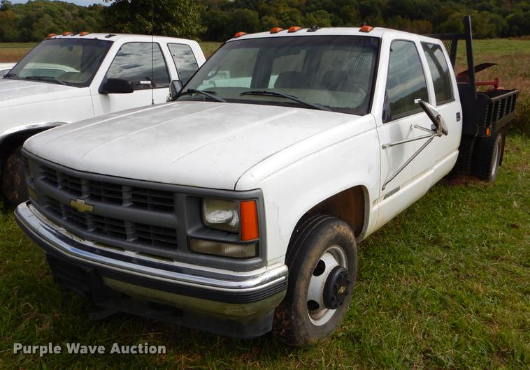 image for item EO9722 2000 Chevrolet 3500 Crew Cab flatbed pickup truck