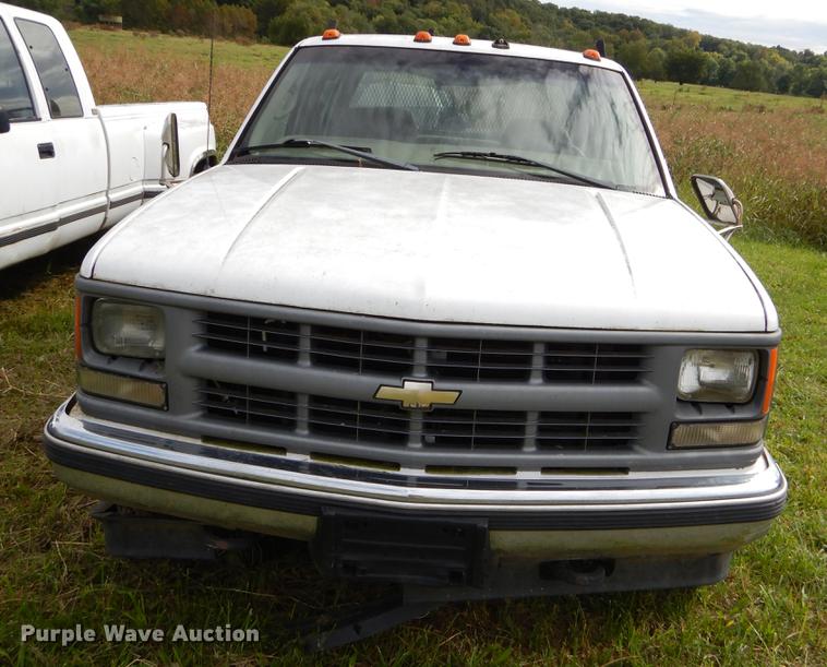 image for item EO9722 2000 Chevrolet 3500 Crew Cab flatbed pickup truck