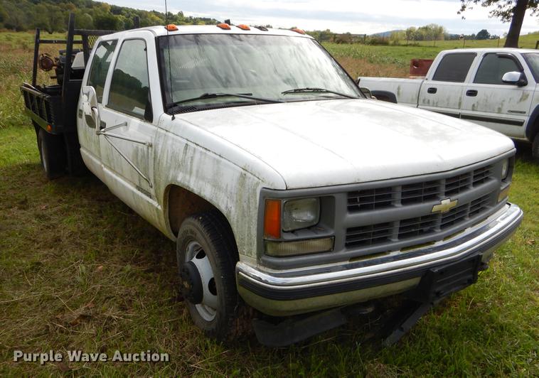 image for item EO9722 2000 Chevrolet 3500 Crew Cab flatbed pickup truck