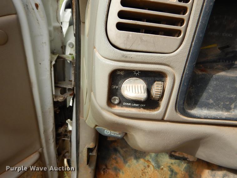 image for item EO9722 2000 Chevrolet 3500 Crew Cab flatbed pickup truck