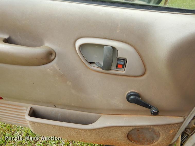 image for item EO9722 2000 Chevrolet 3500 Crew Cab flatbed pickup truck