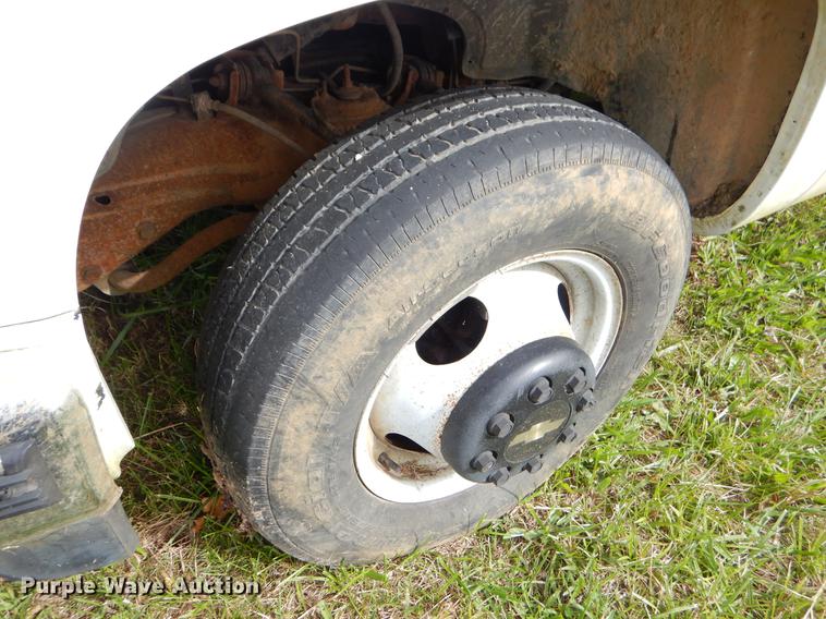 image for item EO9722 2000 Chevrolet 3500 Crew Cab flatbed pickup truck