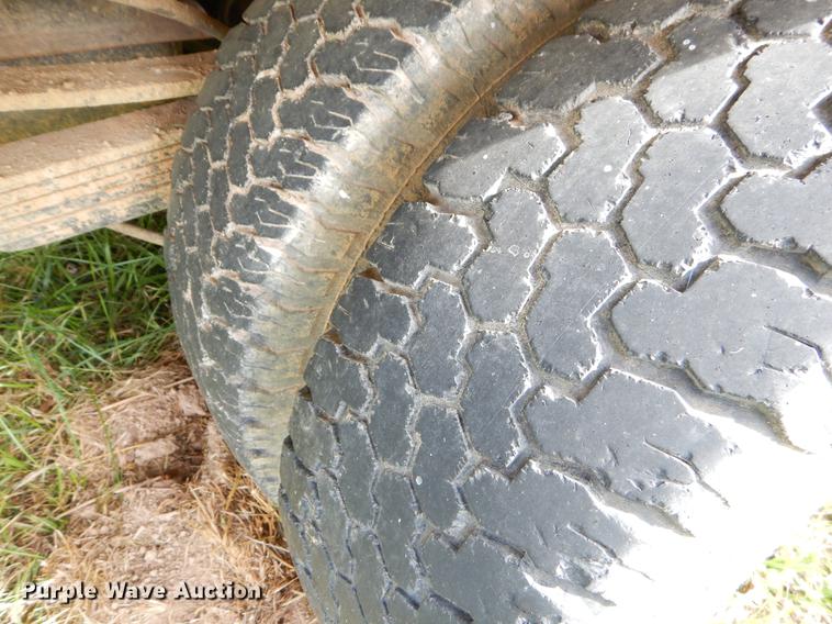 image for item EO9722 2000 Chevrolet 3500 Crew Cab flatbed pickup truck