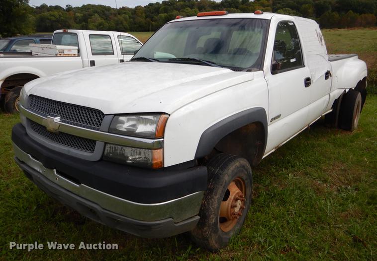 image for item EO9728 2004 Chevrolet Silverado 3500 Crew Cab pickup truck