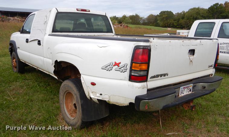 image for item EO9728 2004 Chevrolet Silverado 3500 Crew Cab pickup truck