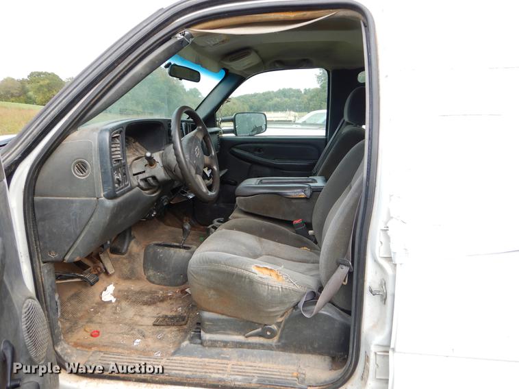 image for item EO9728 2004 Chevrolet Silverado 3500 Crew Cab pickup truck