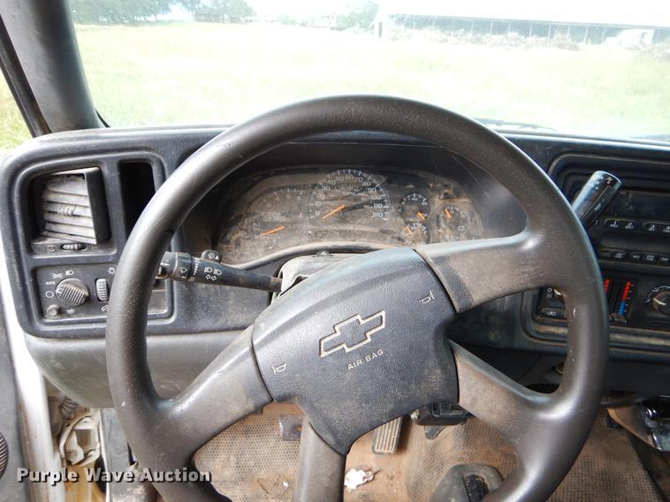 image for item EO9728 2004 Chevrolet Silverado 3500 Crew Cab pickup truck