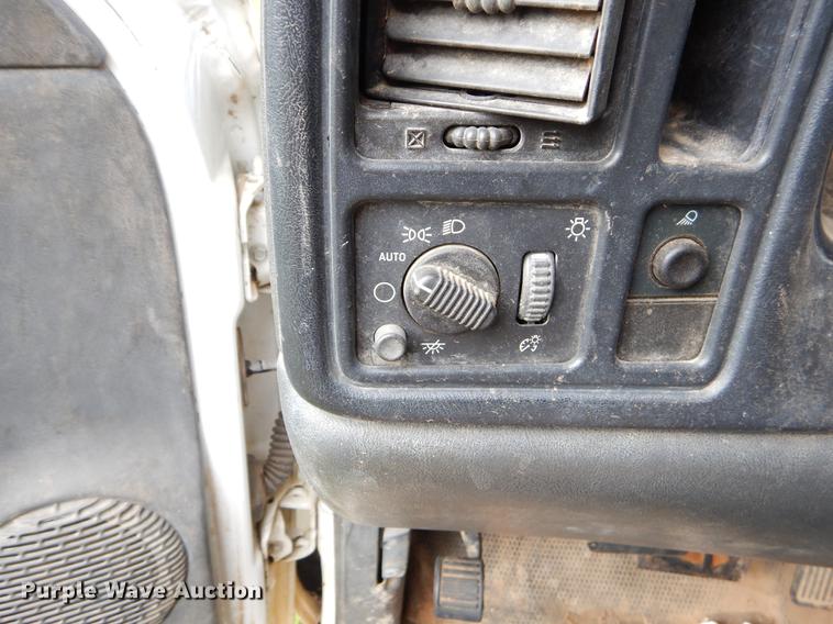 image for item EO9728 2004 Chevrolet Silverado 3500 Crew Cab pickup truck