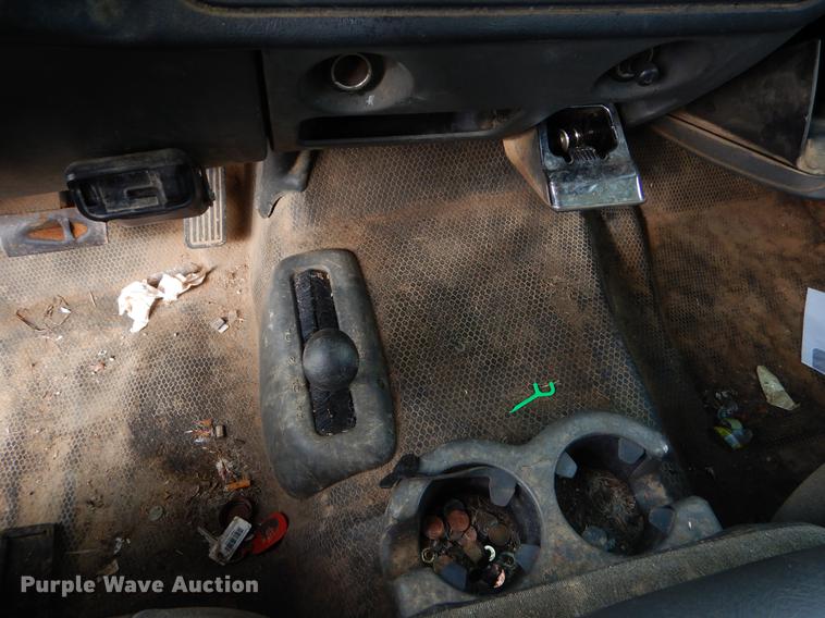 image for item EO9728 2004 Chevrolet Silverado 3500 Crew Cab pickup truck