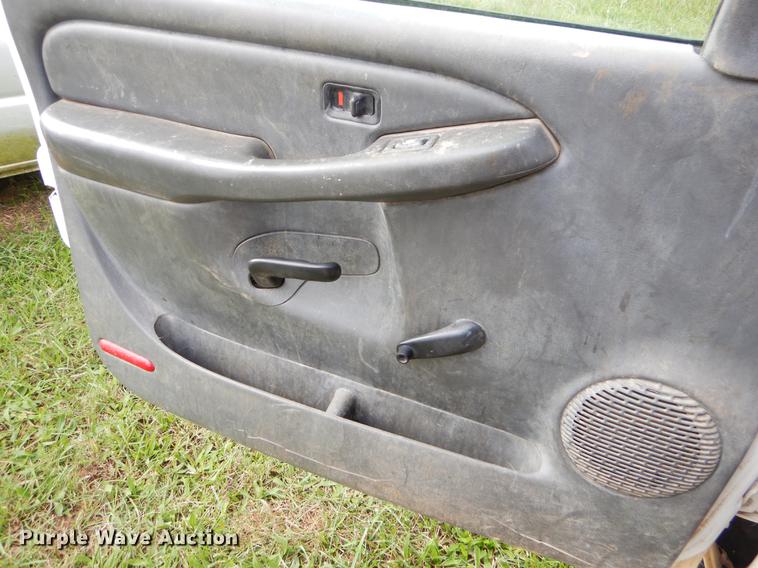 image for item EO9728 2004 Chevrolet Silverado 3500 Crew Cab pickup truck