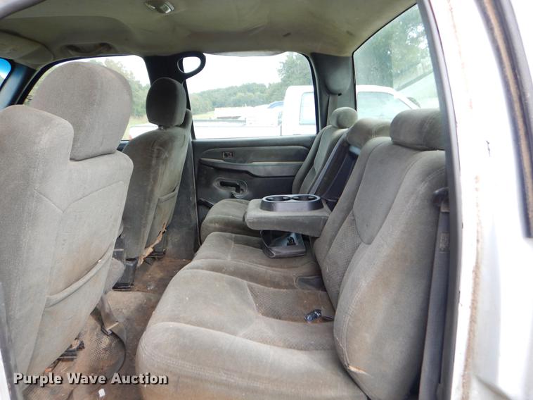 image for item EO9728 2004 Chevrolet Silverado 3500 Crew Cab pickup truck