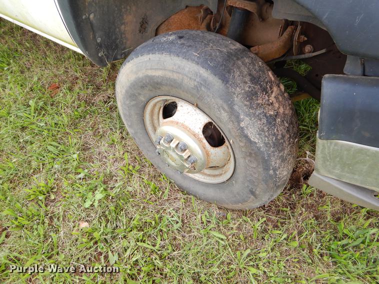 image for item EO9728 2004 Chevrolet Silverado 3500 Crew Cab pickup truck