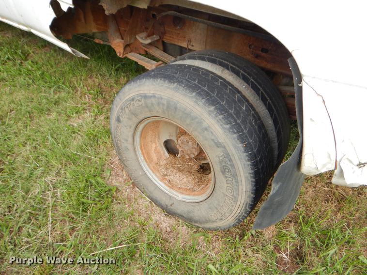 image for item EO9728 2004 Chevrolet Silverado 3500 Crew Cab pickup truck