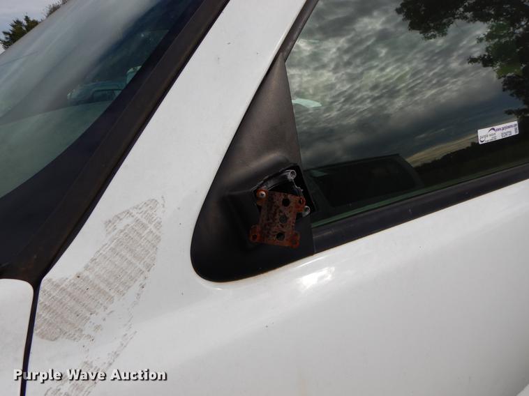 image for item EO9728 2004 Chevrolet Silverado 3500 Crew Cab pickup truck