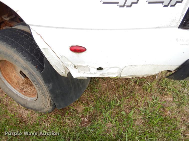 image for item EO9728 2004 Chevrolet Silverado 3500 Crew Cab pickup truck