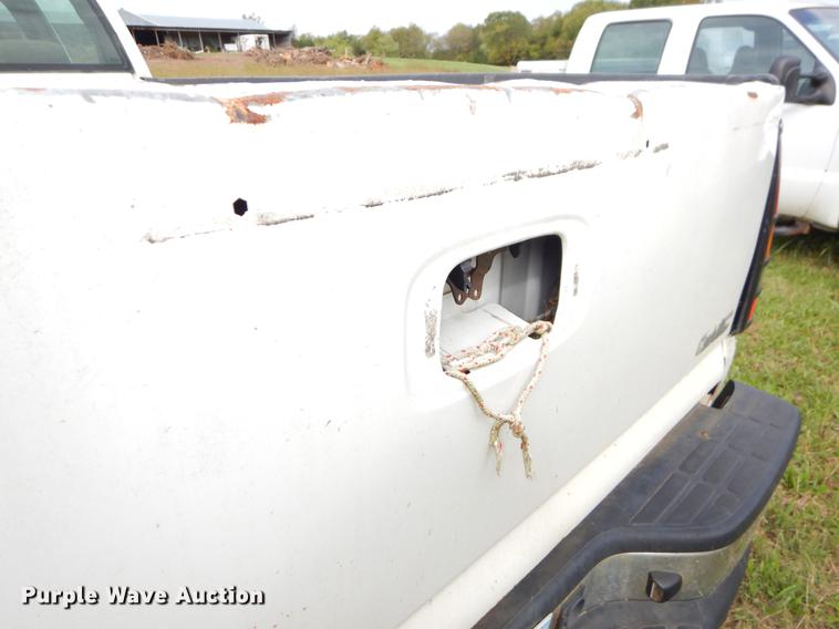 image for item EO9728 2004 Chevrolet Silverado 3500 Crew Cab pickup truck