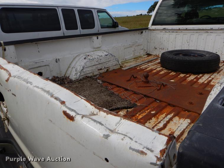 image for item EO9728 2004 Chevrolet Silverado 3500 Crew Cab pickup truck