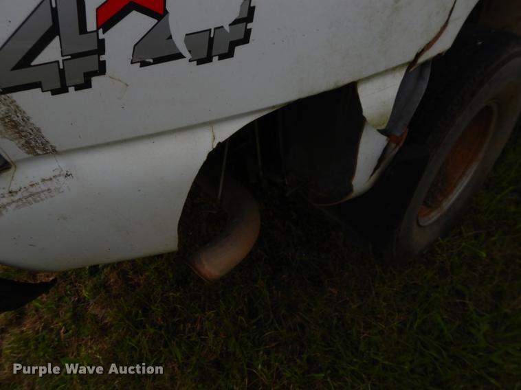 image for item EO9728 2004 Chevrolet Silverado 3500 Crew Cab pickup truck