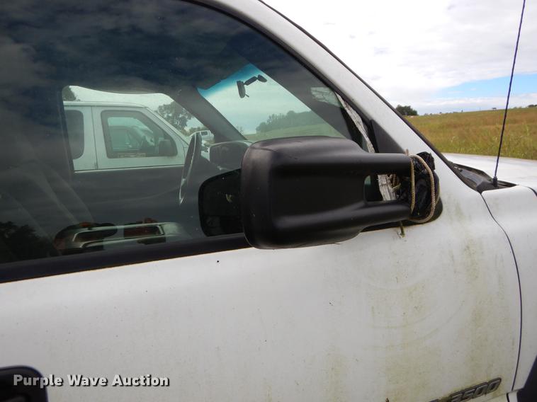 image for item EO9728 2004 Chevrolet Silverado 3500 Crew Cab pickup truck