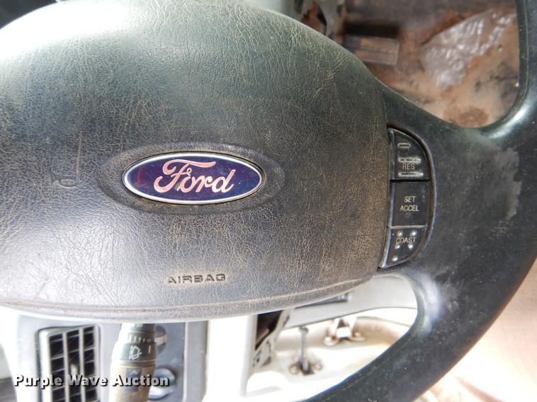 image for item EO9729 2004 Ford F350 Super Duty Crew Cab pickup truck