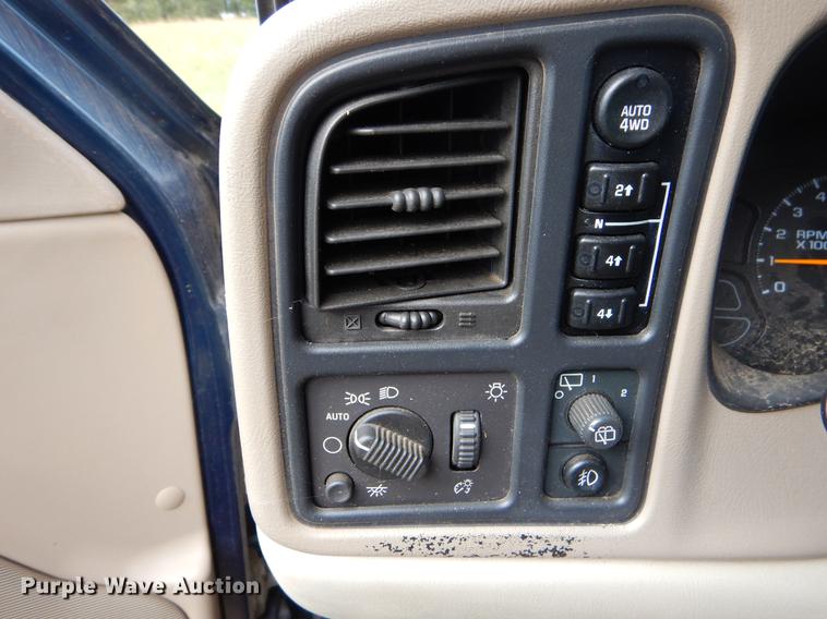 image for item EO9730 2005 Chevrolet Suburban 1500 Z71 SUV