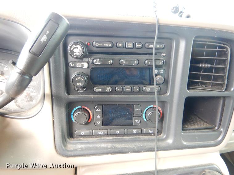 image for item EO9730 2005 Chevrolet Suburban 1500 Z71 SUV