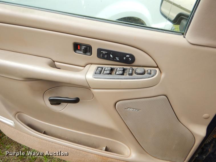 image for item EO9730 2005 Chevrolet Suburban 1500 Z71 SUV