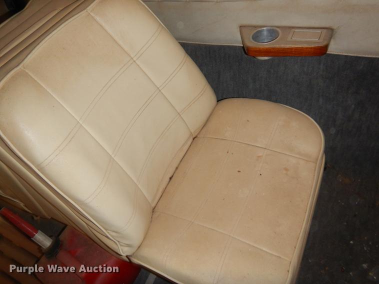 image for item EO9736 1986 Cobalt boat