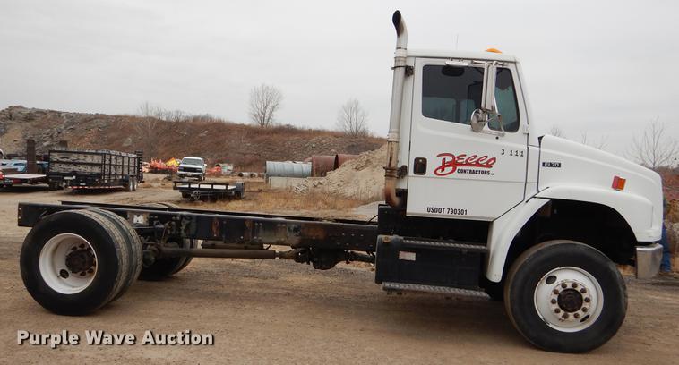 image for item ER9306 2001 Freightliner FL70 truck cab and chassis