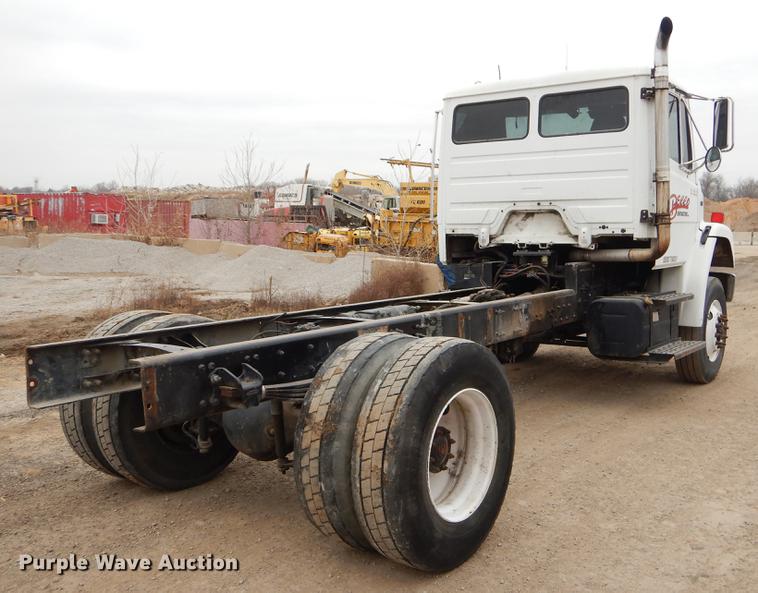 image for item ER9306 2001 Freightliner FL70 truck cab and chassis