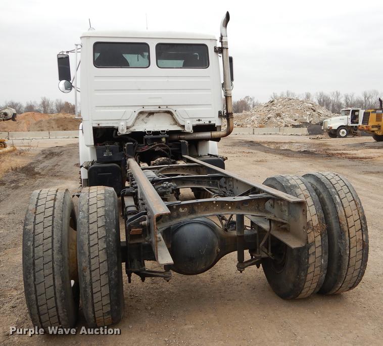 image for item ER9306 2001 Freightliner FL70 truck cab and chassis