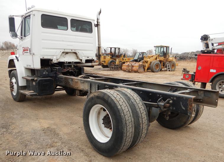 image for item ER9306 2001 Freightliner FL70 truck cab and chassis