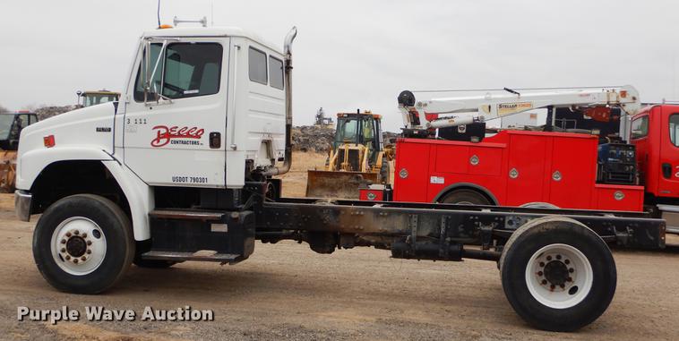 image for item ER9306 2001 Freightliner FL70 truck cab and chassis