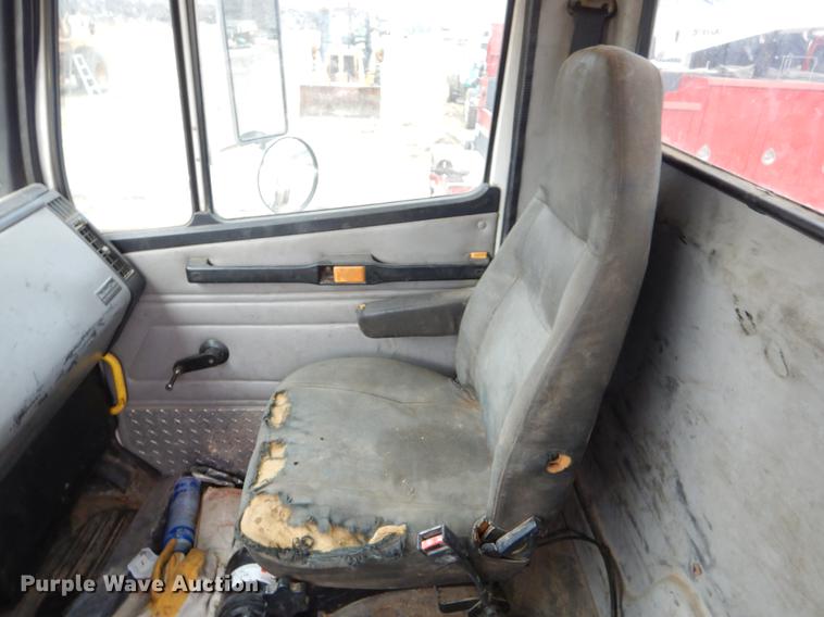 image for item ER9306 2001 Freightliner FL70 truck cab and chassis