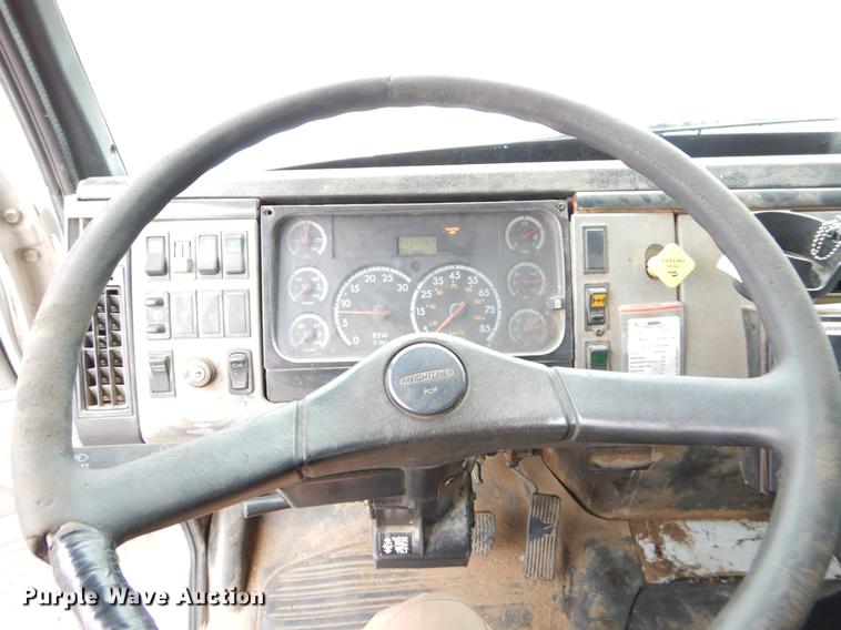 image for item ER9306 2001 Freightliner FL70 truck cab and chassis